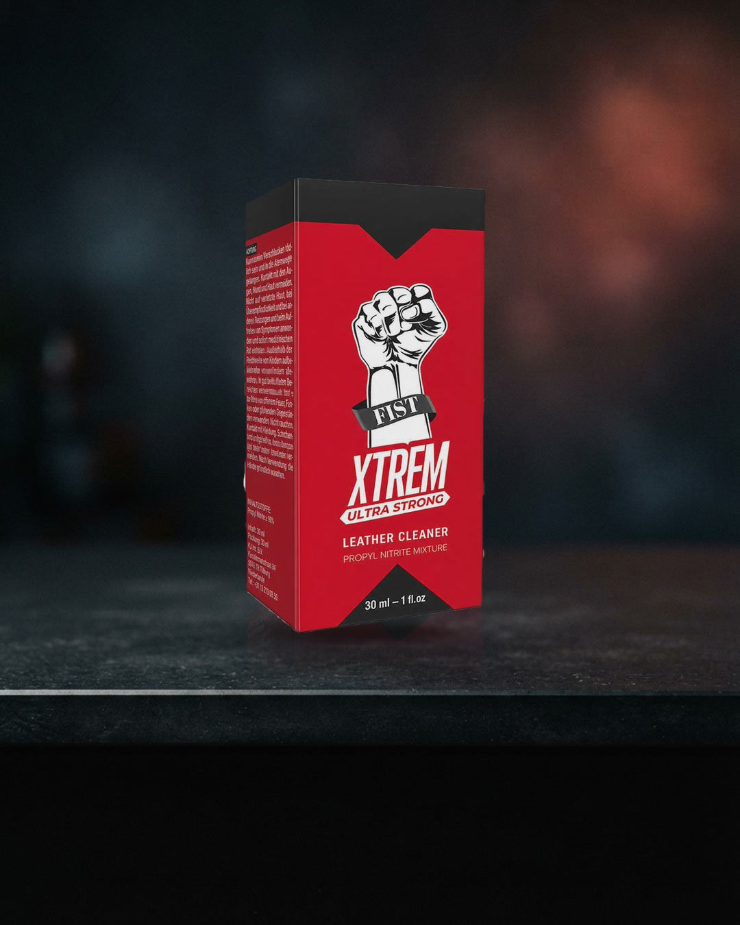 Popper Fist Xtrem Ultra Strong 30 ml, scatola rossa su un piano di pietra nera