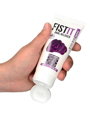 FISTIT Anal Relaxer 100 ml, tubo tenuto in una mano con il tappo aperto