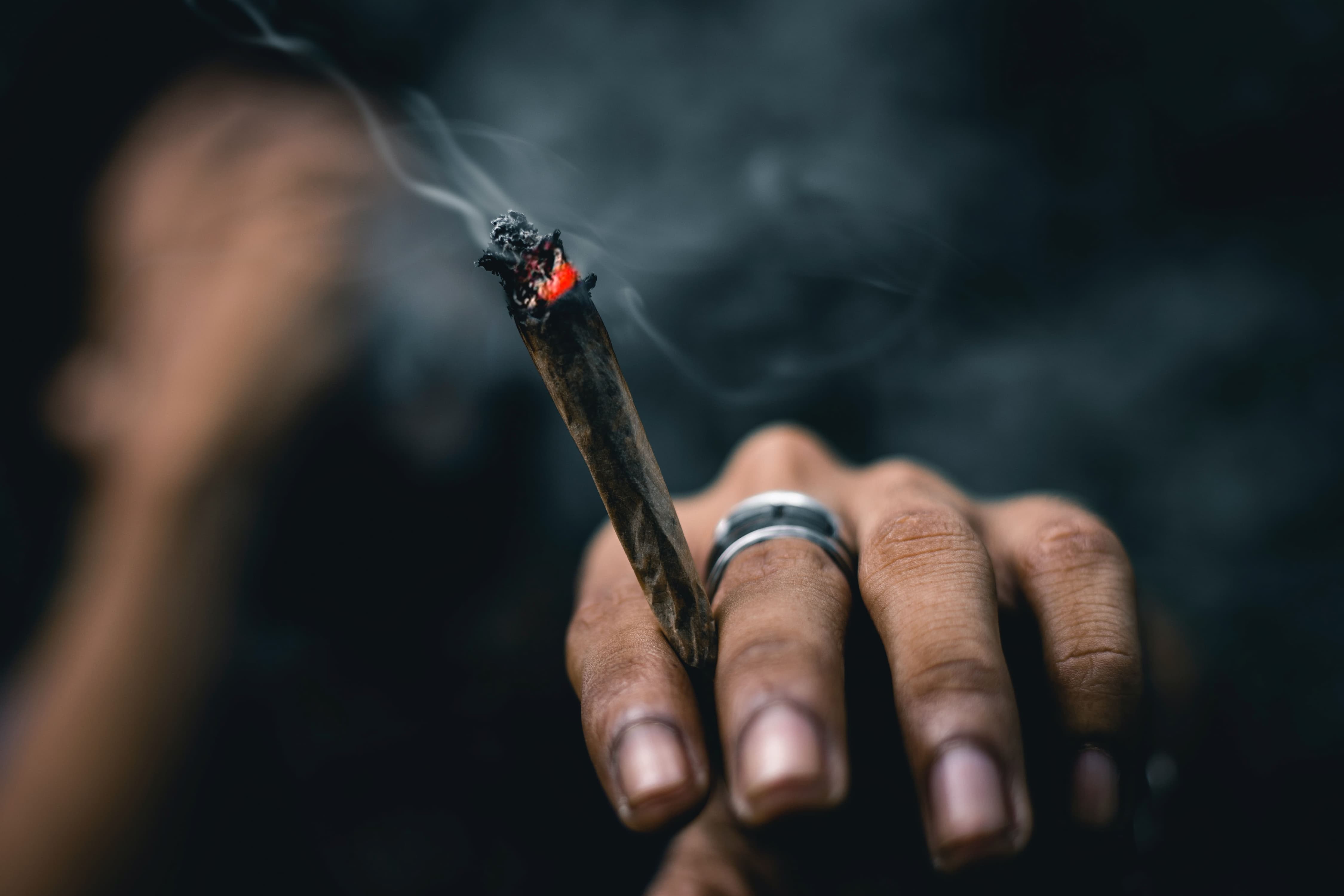 Come togliere l'odore di cannabis: la guida completa