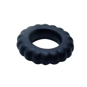 Baile Titan, cockring in silicone nero con bordo a costine, visto di tre quarti