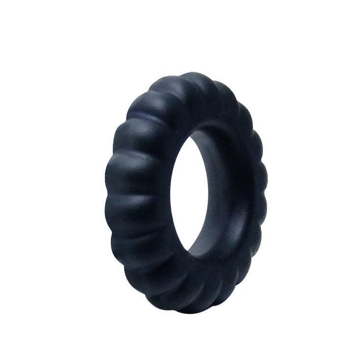 Anello fallico Titan in piedi, di profilo, con il bordo esterno ondulato