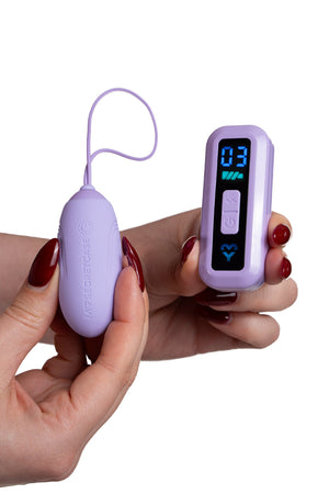 Confetto Pornetto ovetto vibrante lilla con telecomando wireless in mano