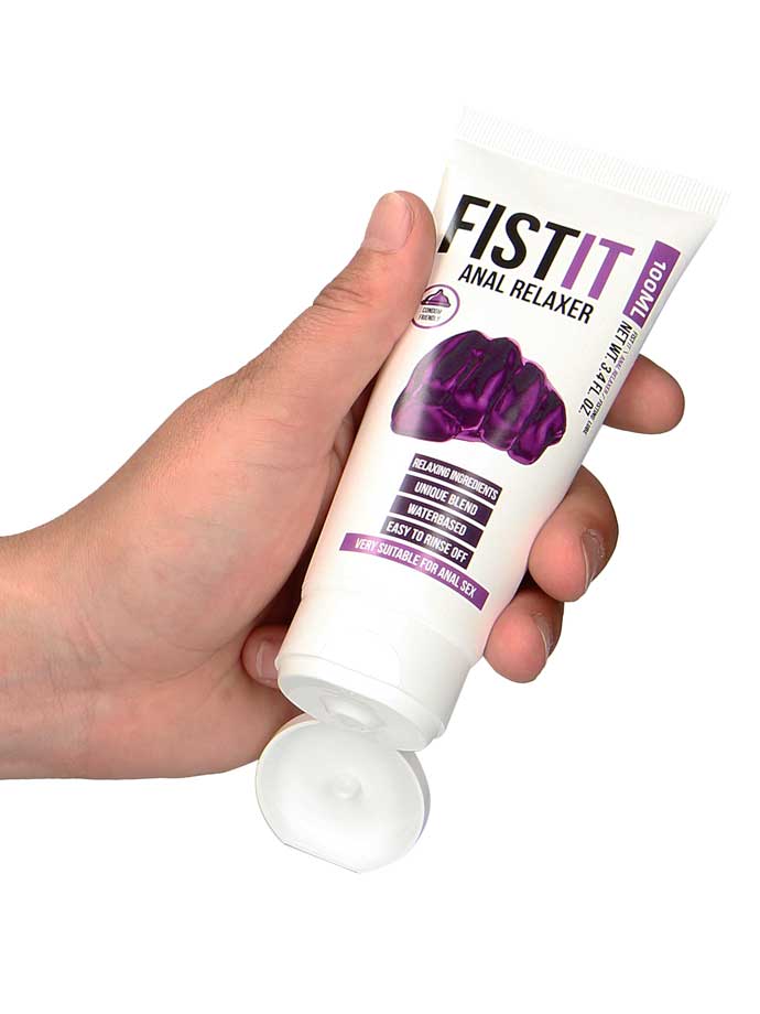 FISTIT Anal Relaxer 100 ml, tubo tenuto in una mano con il tappo aperto