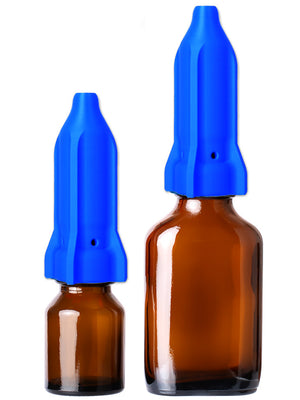 Original Rocket Booster Small Blue: due tappi a razzo blu montati su un flacone ambra piccolo e su uno grande